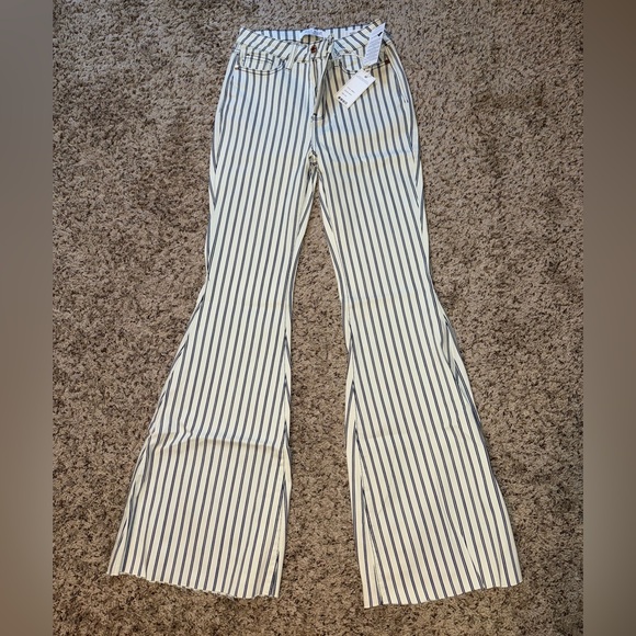 Brand new flare Judy Blue pants from the Buckle. Never worn, size 5 (27). - Picture 1 of 4